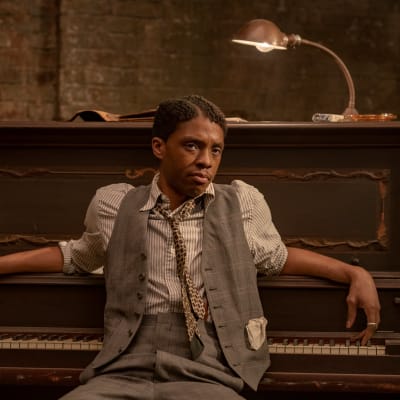 Chadwick Boseman poserar framför ett piano i filmen Ma Rainey´s Black Bottom.