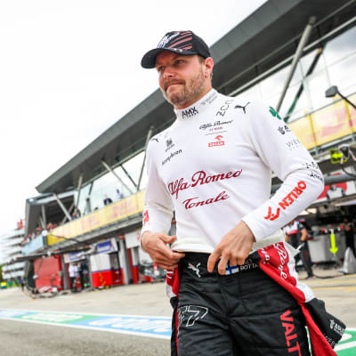 Valtteri Bottas ser nöjd ut.