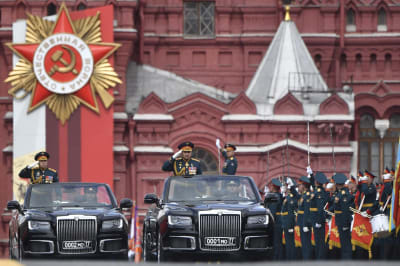 Venäjän puolustusministeri Sergei Shoigu tervehtii sotilaita auton kyydistä, Punaisella torilla Voitonpäivän sotilasparaatin aikana Moskovan keskustassa 9. toukokuuta