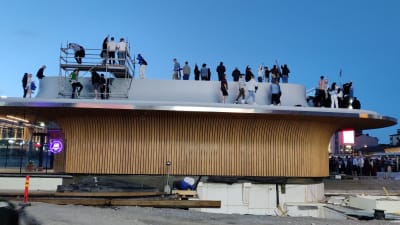Kiekkokullan juhlijoita Turun torin paviljonkirakennuksen katolla.