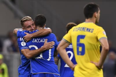 Italienska spelare firar ett mål.