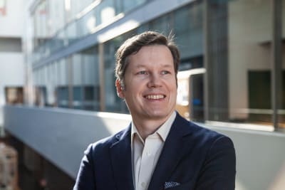 Tähtitieteen tutkija Mikael Granvik katsoo oikealle.