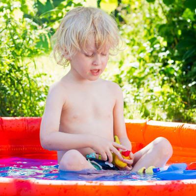 Barn leker i en uppblåsbar simbassäng.