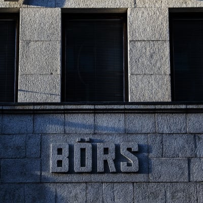 Pörssitalon seinässä lukee "Börs" ja Nasdaq.