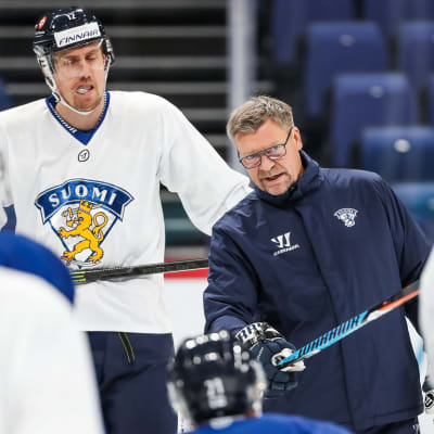 Jukka Jalonen instruerar spelare under träningar.