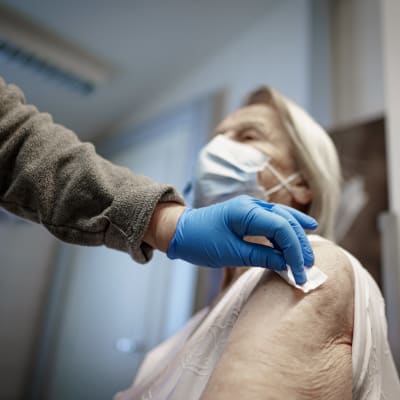 Äldre kvinna får coronavaccin