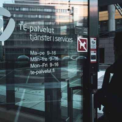 Glasdörr till en TE-byrå. 