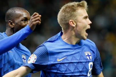 Oliver Antman firar mål mot Kazakstan.