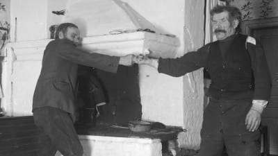 Två män leker leken "dra fingerkrok". Bilden är tagen i Strömfors, Kungsböle 1936.