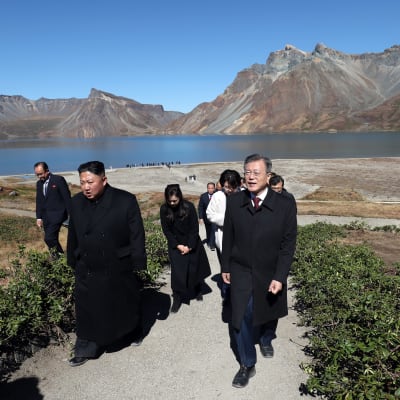 Kim Jong-Un representerar distriktet kring den heliga vulkanen Paektusan. Kim besökte Paektusan i fjol tillsammans med Sydkoreas president Moon Jae-In