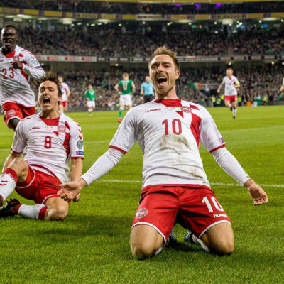 Christian Eriksen firar mål mot Irland i VM-playoff.