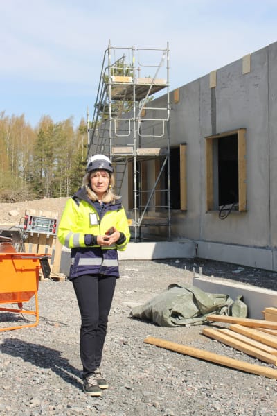 kvinna i bygghjälm på bygge