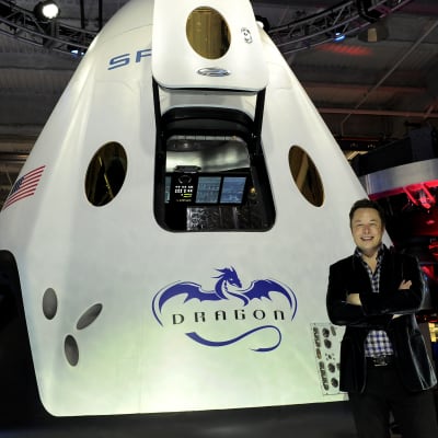 Elon Musk och Space X rymdkapsel Dragon 2.