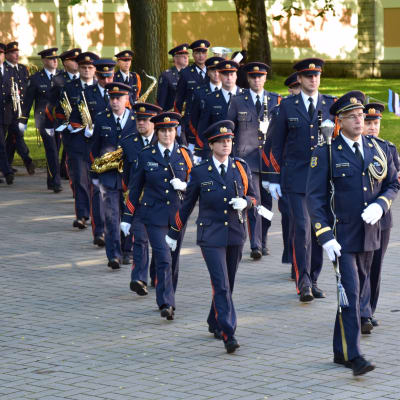 Musikkåren anländer till mottagningsceremonierna i Tallinn.