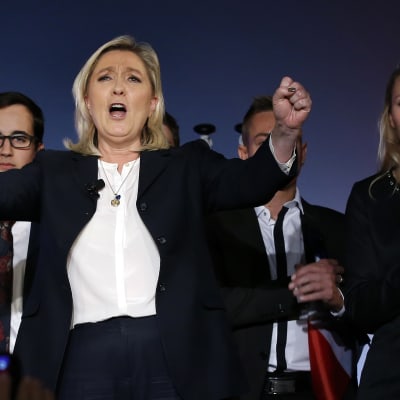 Nationella frontens ledare Marine Le Pen kampanjerar i Nice inför de franska regionalvalen. Till höger parlamentsledamoten, och Marine Le Pens systerdotter, Marion Marechal-Le Pen