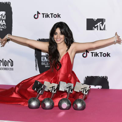 Camila Cabello med priser på EMA 2018.
