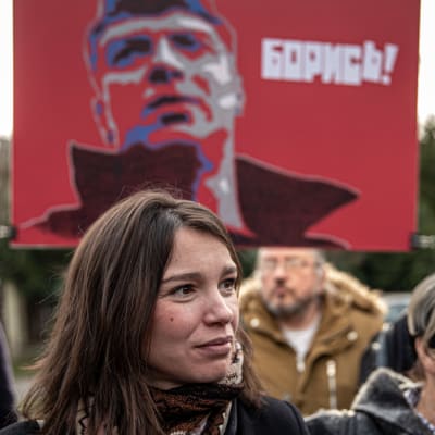 Zjanna Nemtsova framför en bild på hennes mördade far Boris Nemtsov.