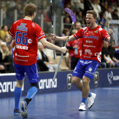 Mikko Leikkanen och Ville Lastikka firar mål.