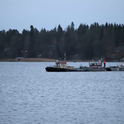 Räddningsbåten Helga är bärgad och förs till Vasklot. 