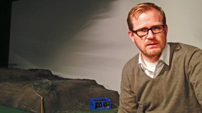 Joachim Thibblin sitter på scenen på Esbo stadsteater.