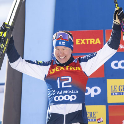 Kerttu Niskanen jublar på prispallen.