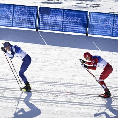 Iivo Niskanen ja Aleksandr Bolshunov miesten 30 kilometrin yhdistelmäkilpailussa Pekingin olympialaisissa.