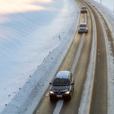 Bilar på landsväg under vintern.