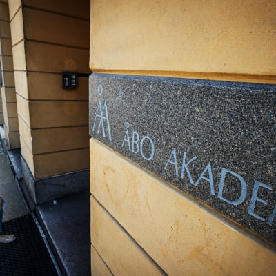 En skylt med Åbo Akademis logo.