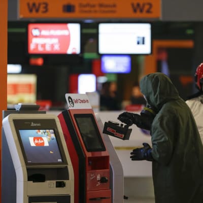 En grupp som undersöker farliga ämnen inspekterar incheckningsautomater vid Kuala Lumpurs flygplats den 26 februari 2017. Kim Jong-nam mördades på flygplatsen den 13 februari 2017.