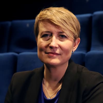 Nainen (Pauliina Punkki) katsoo kameraan elokuvateatterissa.