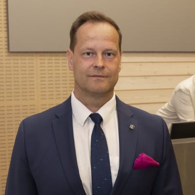 Kemijärven kaupunginjohtaja Pekka Iivari hymyilee kameralle.