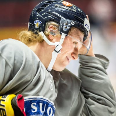 Robin Salo rättar till hjälmen.