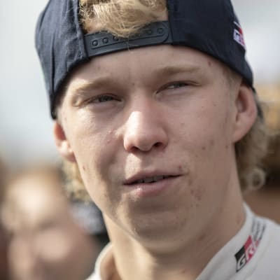 Kalle Rovanperä katselee ympärilleen Jyväskylän MM-rallin huoltoparkissa.