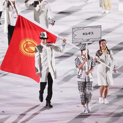 Kirgisian lipunkantajat, ampuja Kanikei Kubanitshbekova ja uimari Denis Petrashov esiintyivät ilman maskeja.