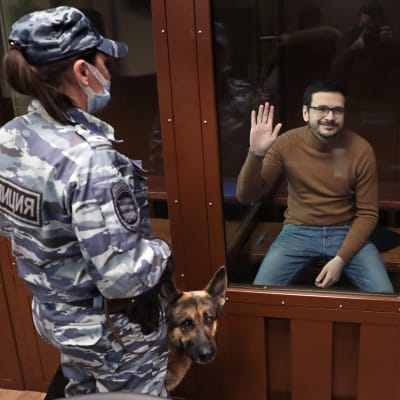 Jasjin vinkade från sin glasbur i en Moskvadomstol den 30 november. 