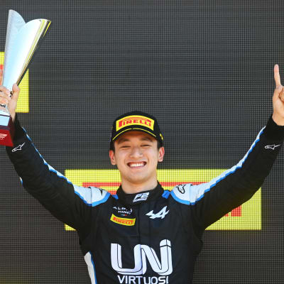 Guanyu Zhou juhli Formula kakkosten voittoa Silverstonessa heinäkuussa.