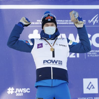 Niilo Moilanen voitti alle 20-vuotiaiden hiihdon MM-kultaa 2021.