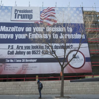 "Mazeltov - Gratulerat till ditt beslut att flytta er ambassad till Jerusalem" står det på ett lakan utanför en byggnad på Betlehemgatan i Jerusalem