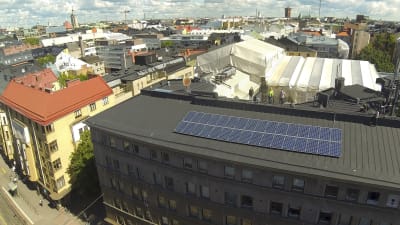 Solpaneler på höghus vid Stora Robertsgatan 32