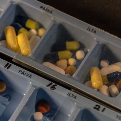 Olika läkemedelspillser sorterade i en plastform med utmärkta dagar.