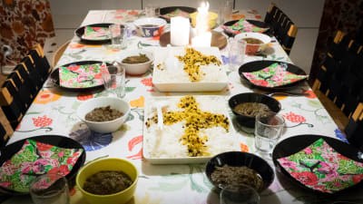 Bordet är dukat inför kvällens iftar middag som består av ris och kött.