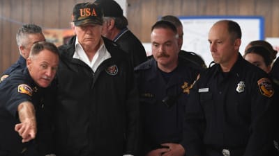 President Donald Trump tillsammans med brandmän i Chico, Kalifornien