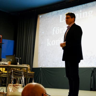 Annika Tidström presenteras av Mikko Ollikainen.