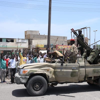 I hamnstaden Port Sudan vid Röda havet såg människor ut att hälsa patrullerande armésoldater välkomna på söndagen.