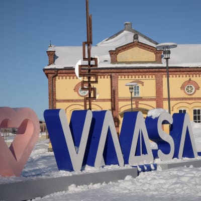 Vasa stads logo ute i vintrigt landskap vid Inre hamnen.