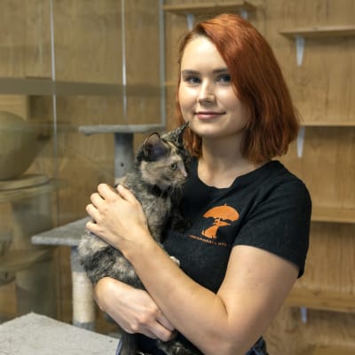 Anni-Anete Mõisamaa kissa sylissään. 