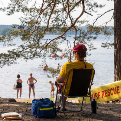 Jyväskylän kaupungin koulutettu uimavalvoja tarkkailee tilannetta Tuomiojärven uimarannalla.