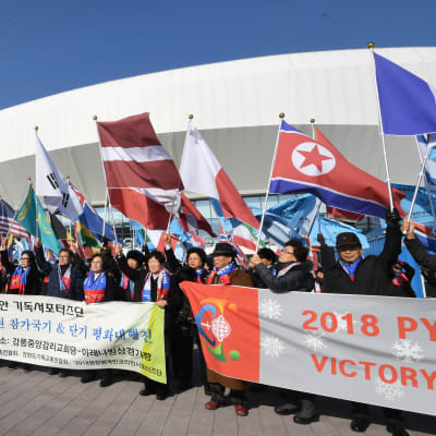 Kristna aktivister i Sydkorea demonstrerar för fred och samförstånd utanför ishallen Gangneung i PyeongChang