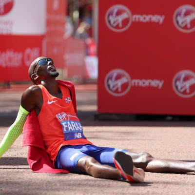 Mo Farah ligger på marken efter ett maratonlopp.