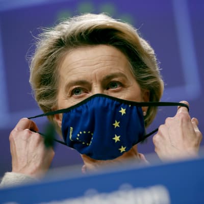 Ursula von der Leyen med ett munskydd med EU-stjärnor.